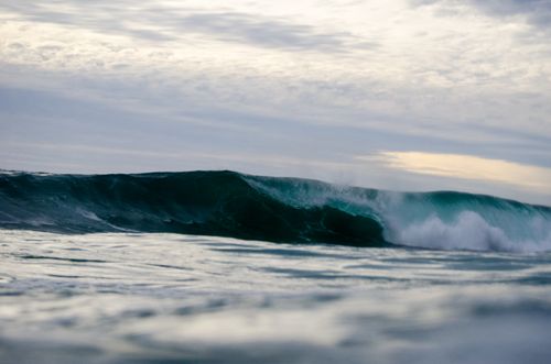 Free Captivating ocean wave crashing under a dramatic cloudy sky near the coast of Chile. Stock Photo