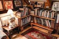 温馨迷人的家庭图书馆里，柔和的灯光映照着摆满书籍的木制书架