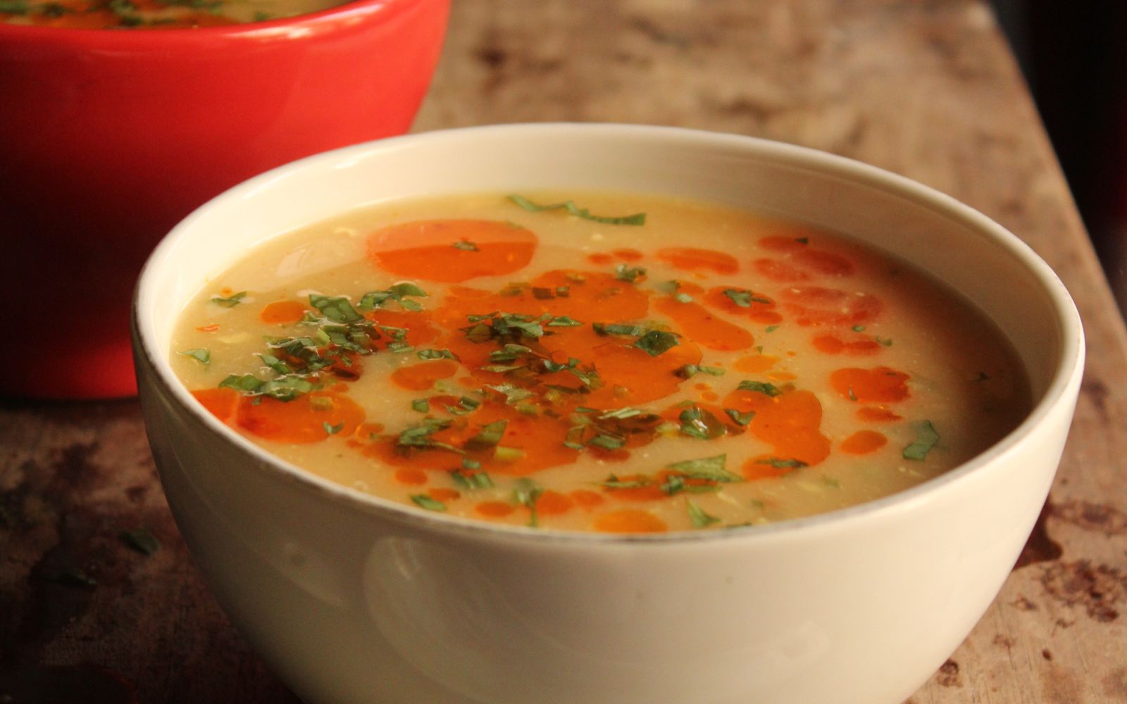 Foto de Caldo de mandioca com carne e torradas de alho