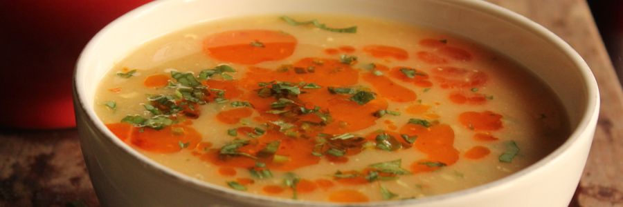 Foto de Caldo de mandioca com carne e torradas de alho