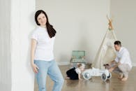 一个幸福的家庭在室内享受高质量的时光，展示现代生活方式和育儿时刻