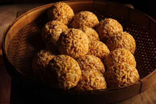 Free Traditional Indian ladoos made from puffed rice in a bamboo basket, perfect for festivals. Stock Photo
