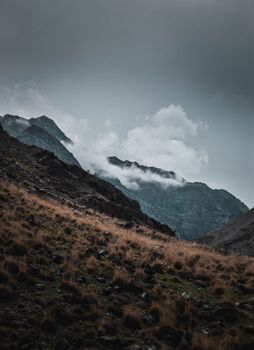 阴天探索崎岖山峰与云雾，非常适合徒步旅行爱好者