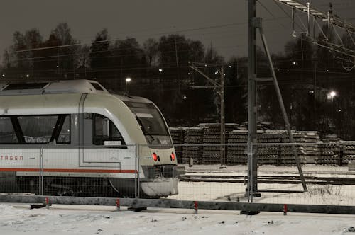 Foto profissional grátis de estação de trem, inverno, leve