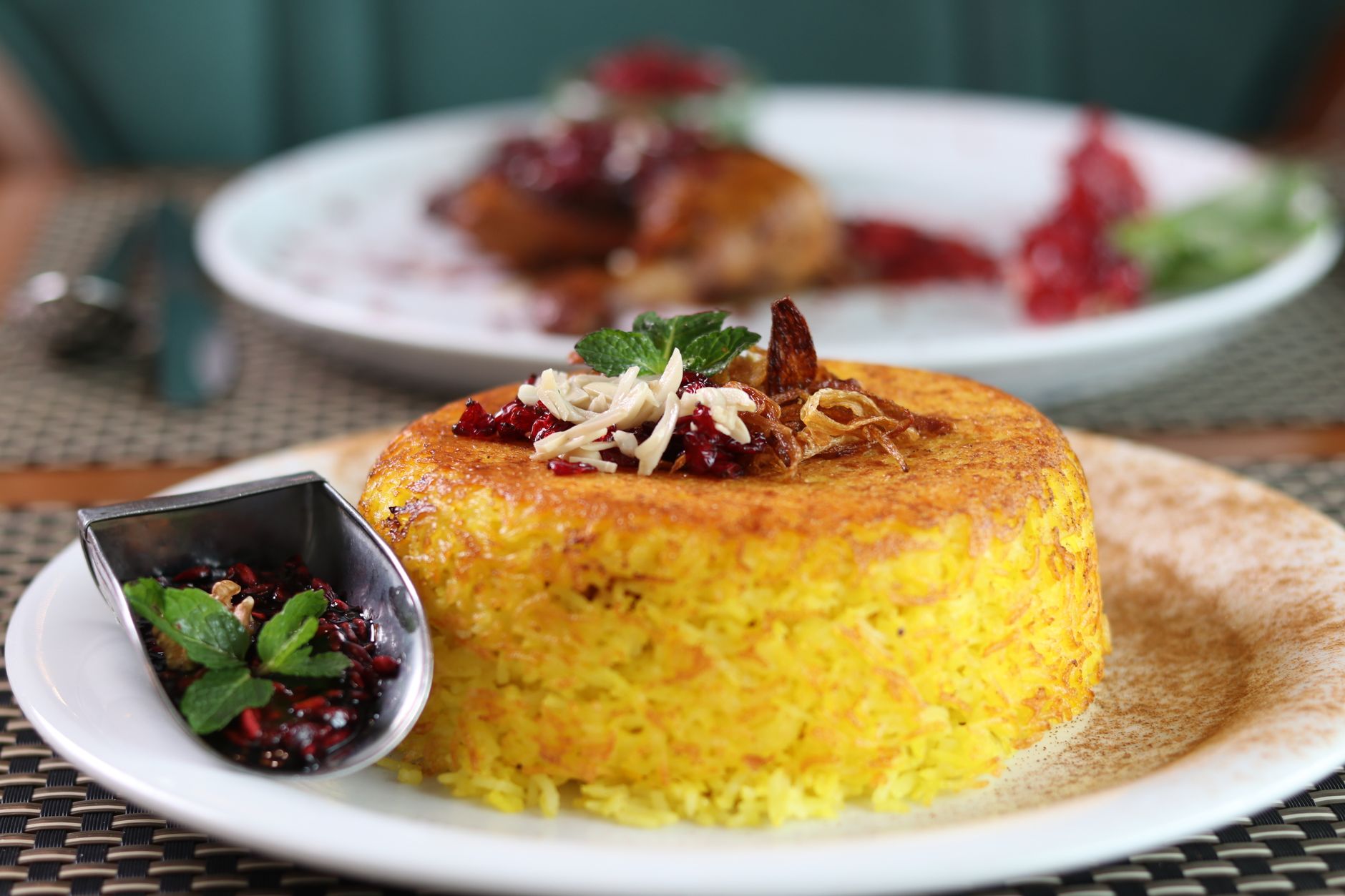 Granos de arroz blanco y arroz integral Comparación de granos de arroz blanco e integral