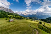 意大利特伦蒂诺-南蒂罗尔州的山丘连绵起伏，绿树成荫，晴空万里，景色令人惊叹