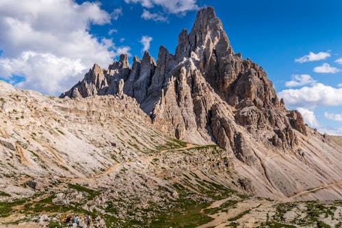 Montaña Rocosa Bajo Cielo Azul