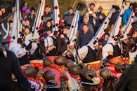 保加利亚佩尔尼克的传统库凯里节上，服装和面具色彩缤纷