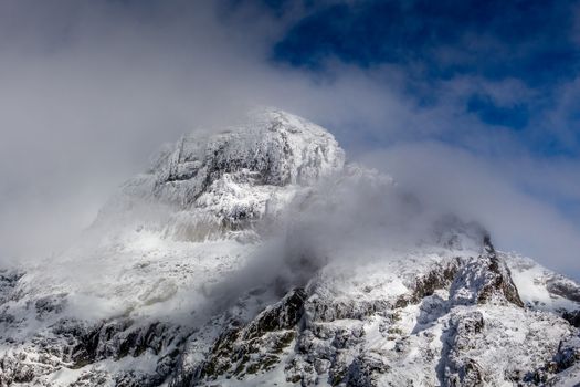 薄雾和云层笼罩着白雪皑皑的山峰，令人叹为观止