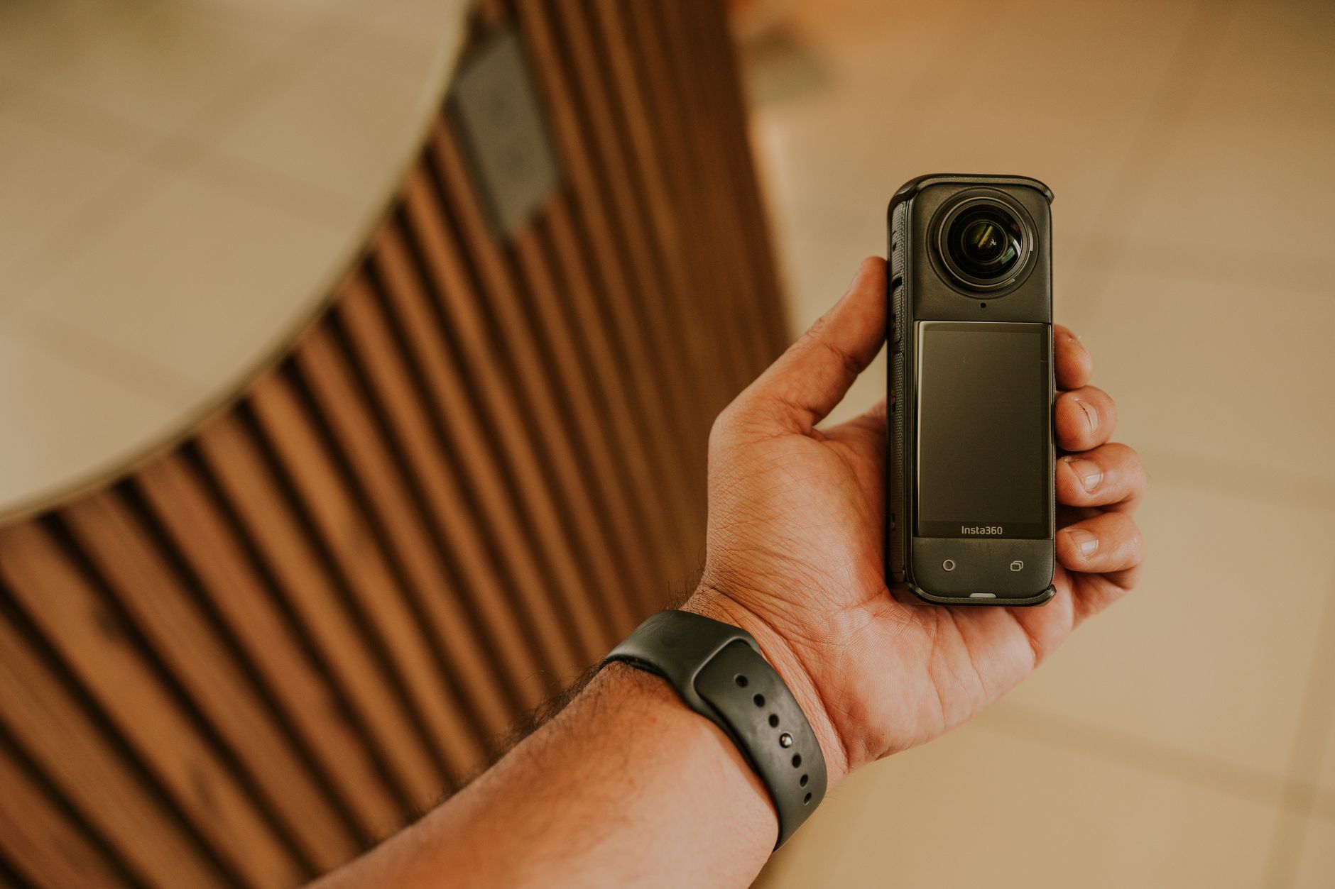 Insta360 lansează microfoane wireless cu ecran e-ink și stocare extensibilă integrată