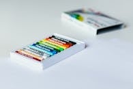 Hand with oil pastel draws the heart · Free Stock Photo