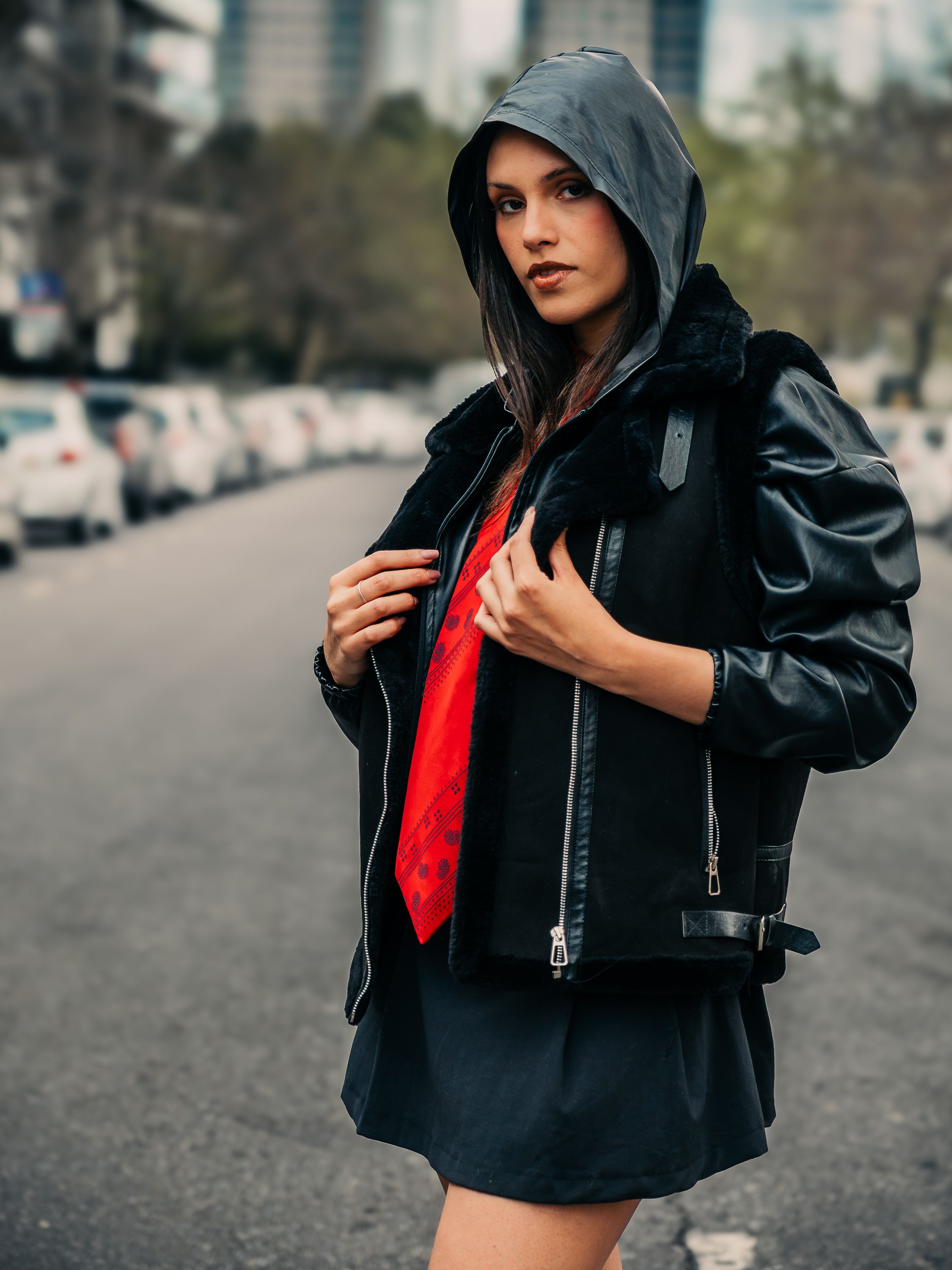 Fotomural Mujer elegante luciendo moda urbana moderna en Buenos Aires.