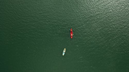 Toma Aérea De Barcos En Medio Del Océano