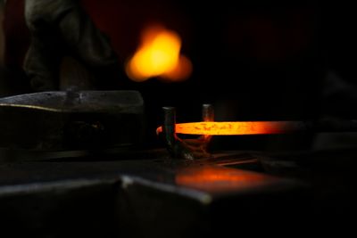 Bar at welding heat on the anvil face — photo by Lars Mai on Pexels