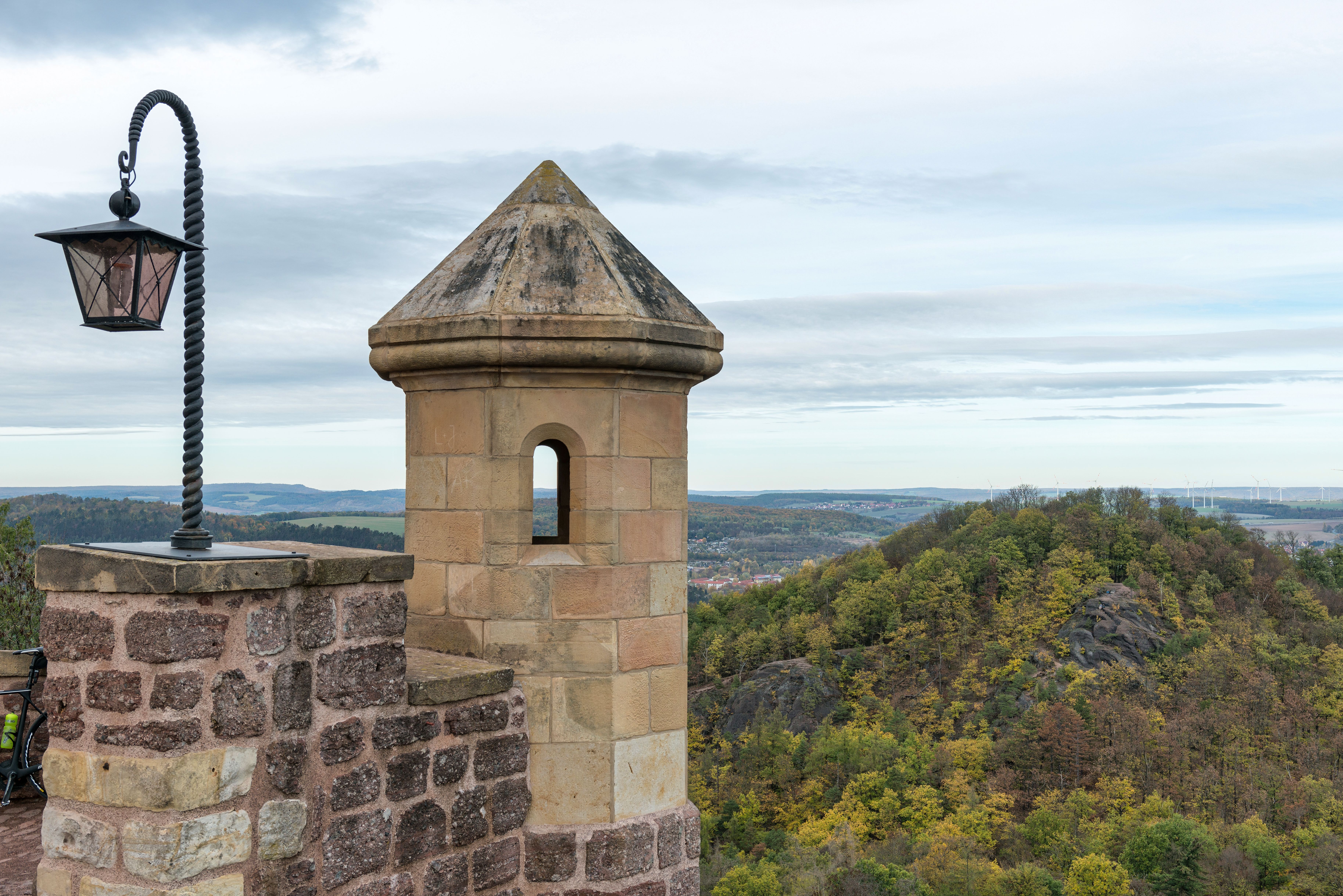 La tour du château de Wartburg surplombe une végétation luxuriante à Eisenach, en Allemagne.