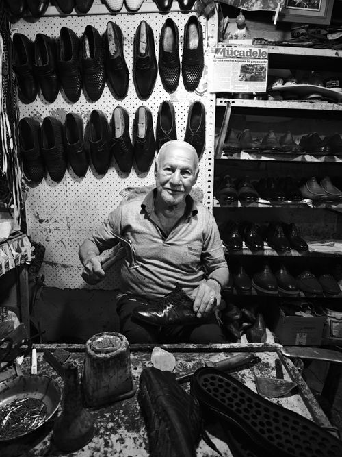 Free Black and white photo of an elderly shoemaker crafting shoes in his workshop in Diyarbakır, Türkiye. Stock Photo