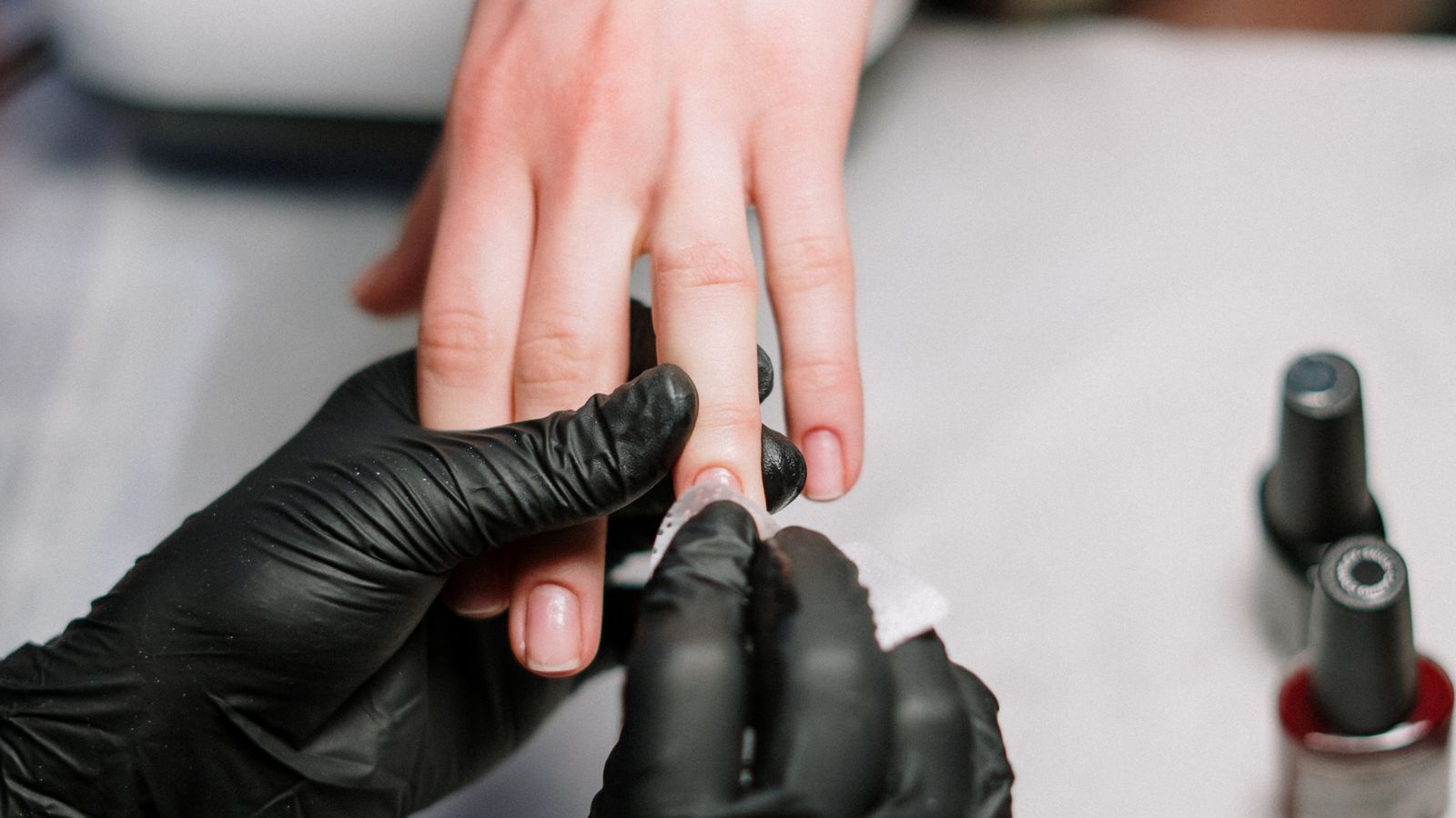 Child's Nail Set Fell Off Within a Week, Then a Tense Billing Dispute at Splendor Nails Spa
