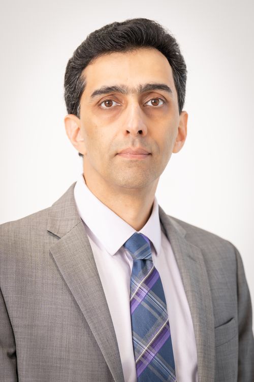 Free Formal portrait of an adult man wearing a suit and tie, with a white background. Stock Photo