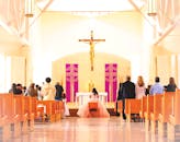 教堂内举行了一场庄严的仪式，与会者共同见证了这美丽的时刻