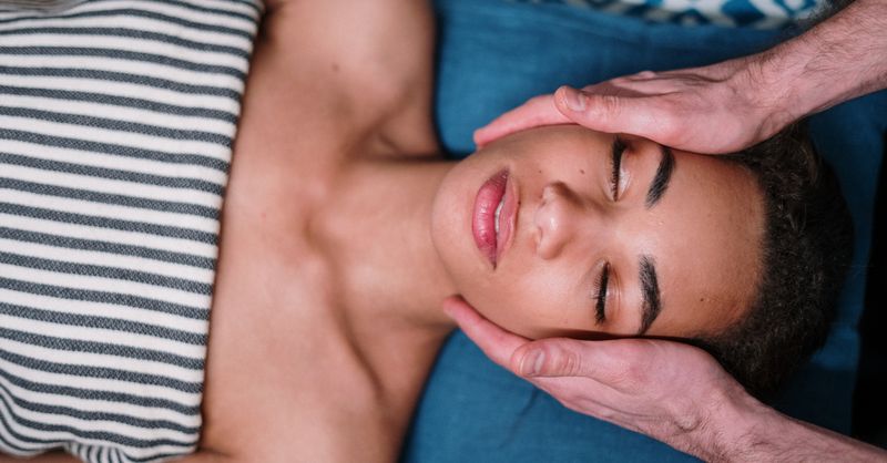 Massage cuir chevelu : Bienfaits et conseils