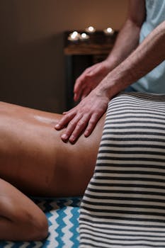 在烛光营造的宁静氛围中，水疗按摩专注于放松与健康