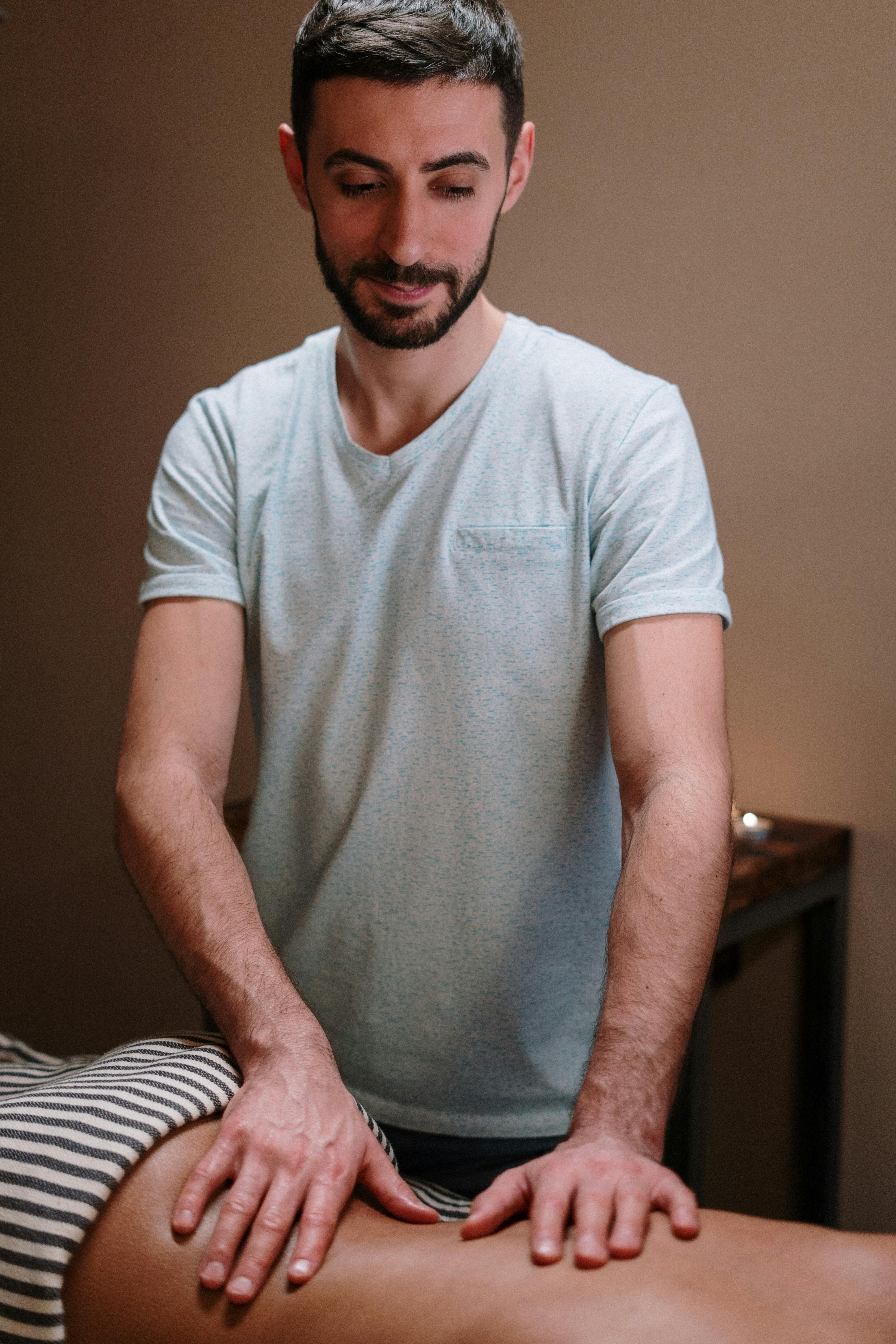 man in white crew neck t shirt giving a massage