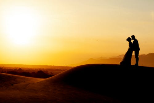 Silhouet Van Man En Vrouw Staande Op Rotsformatie Tijdens Zonsondergang