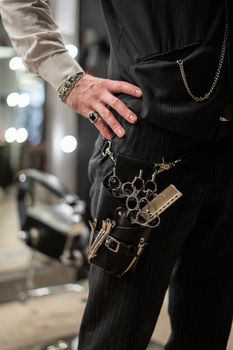 理发师工具在优雅、现代的理发店里的特写