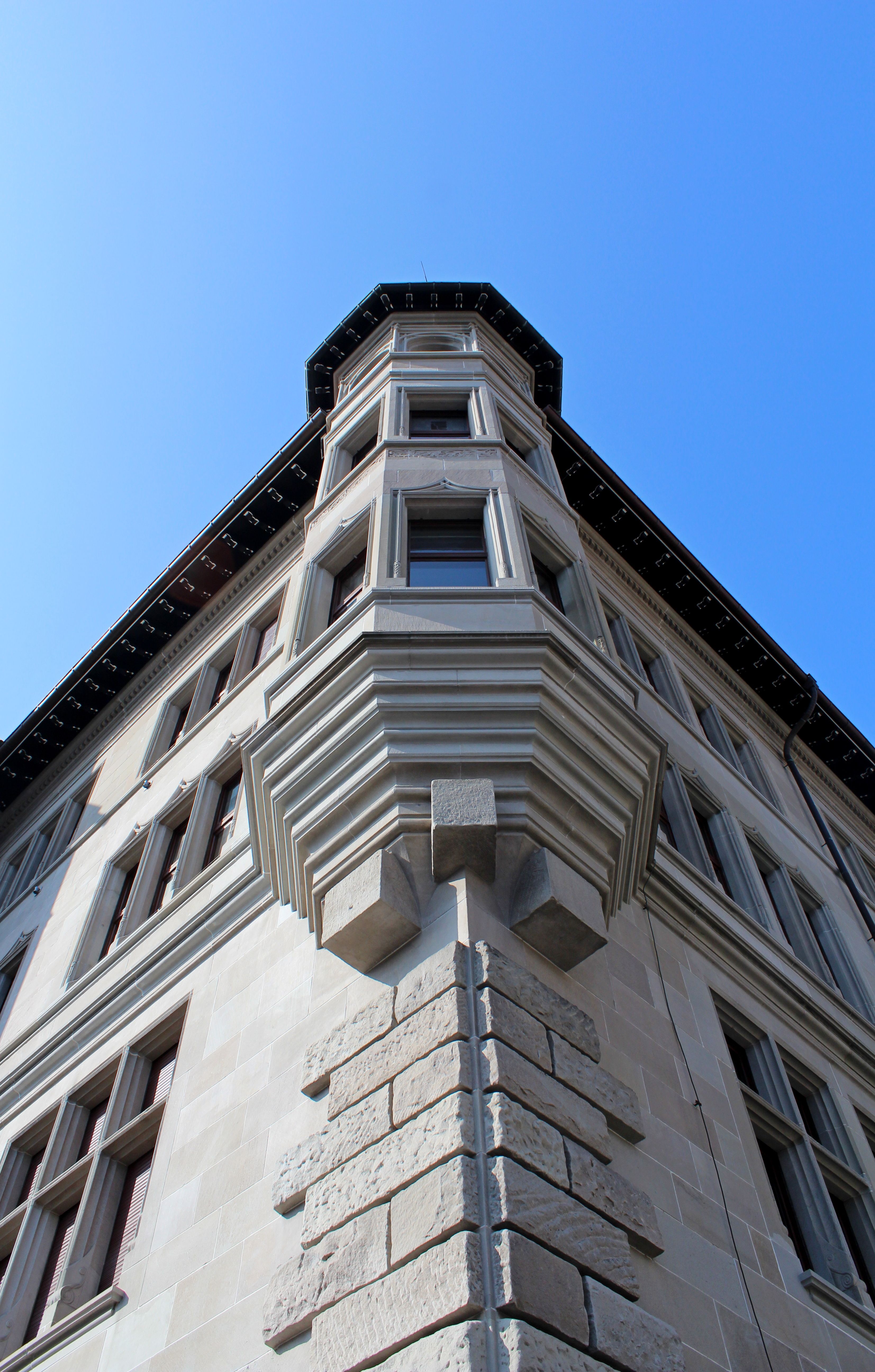 Fotomural Perspectiva arquitectónica única de la fachada de un edificio clásico de Zúrich.