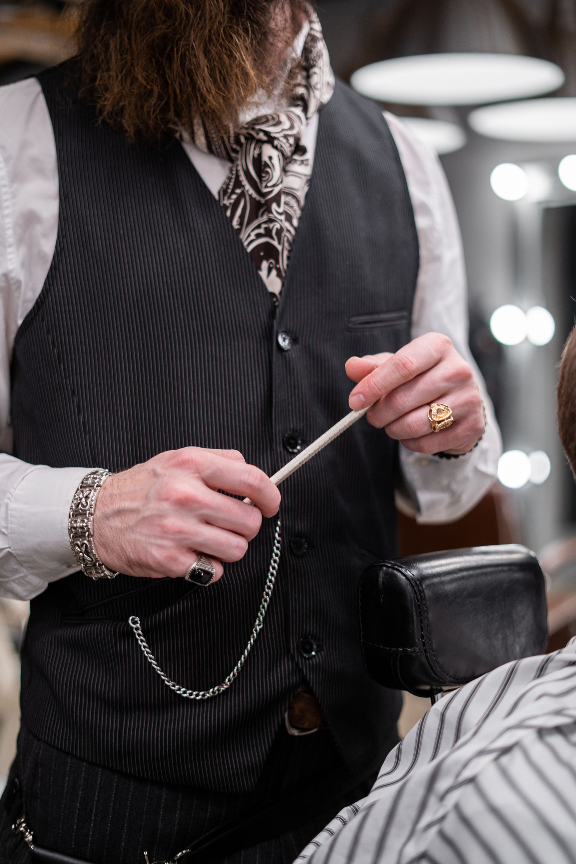 LUXGROOM barber at work