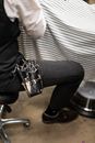 专业理发师在室内使用工具，为客户展示造型技能