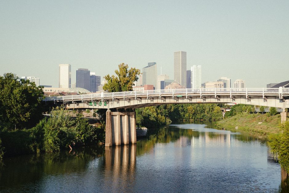 Chicago-Naperville-Elgin vs Houston-Pasadena-The Woodlands — median income & household size comparison