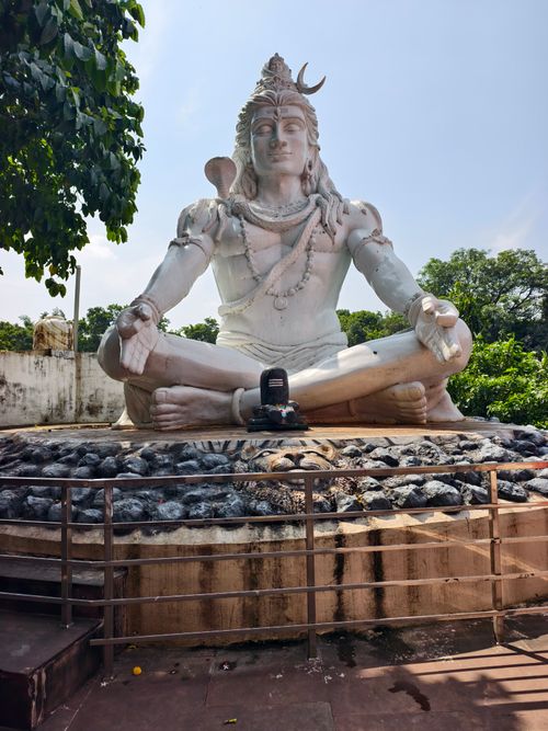 Free A grand statue of Lord Shiva in meditative pose at Sehore, India, surrounded by nature. Stock Photo