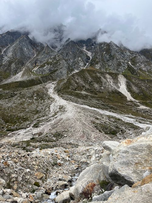 Free Misty mountains and rocky terrain in the Himalayas under cloudy sky. Stock Photo