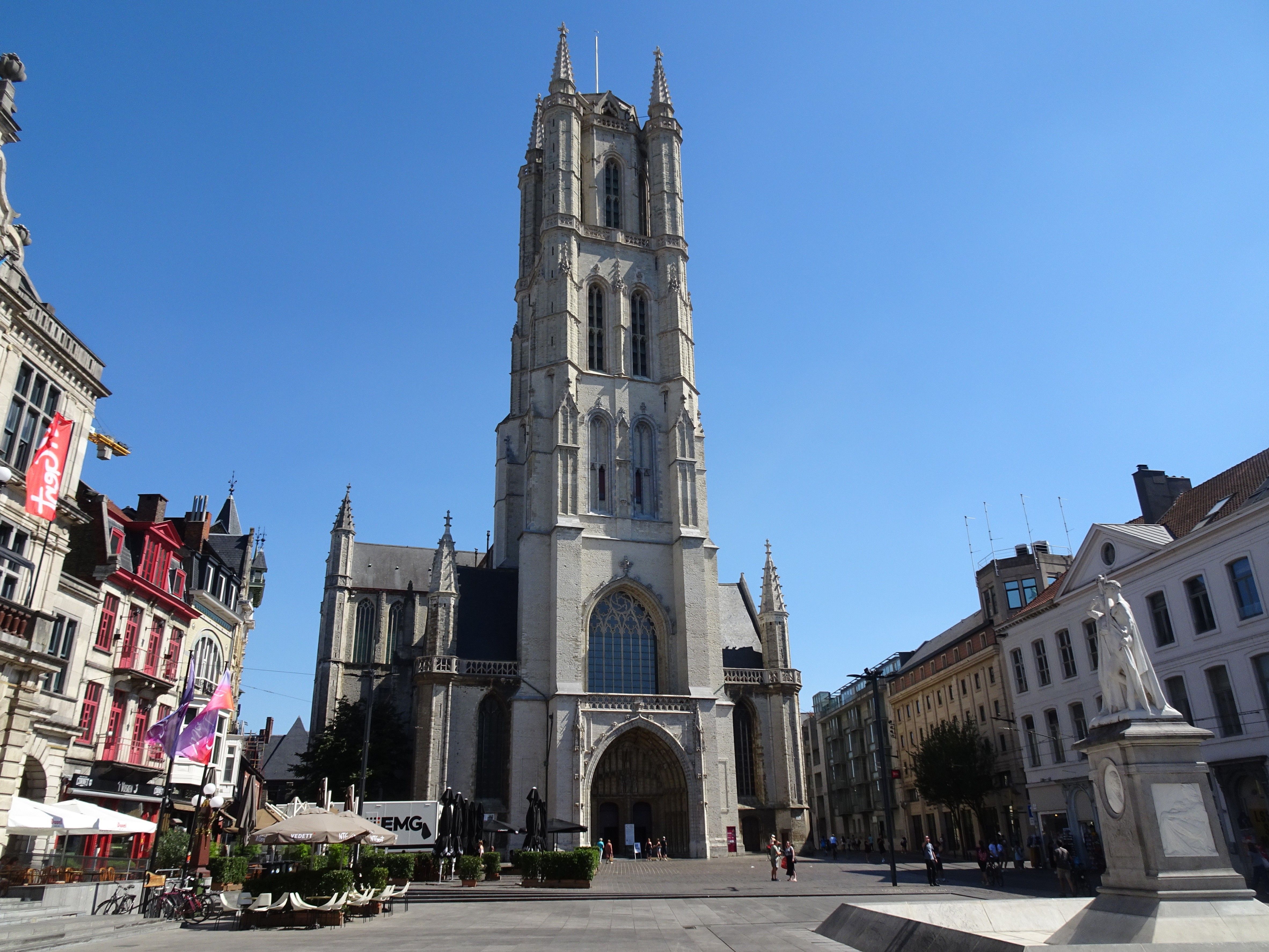 La cathédrale Saint-Bavon de Gand sous un ciel bleu azur, un joyau de l'architecture flamande.