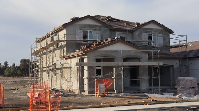 Maison moderne à deux niveaux en cours de construction avec échafaudage