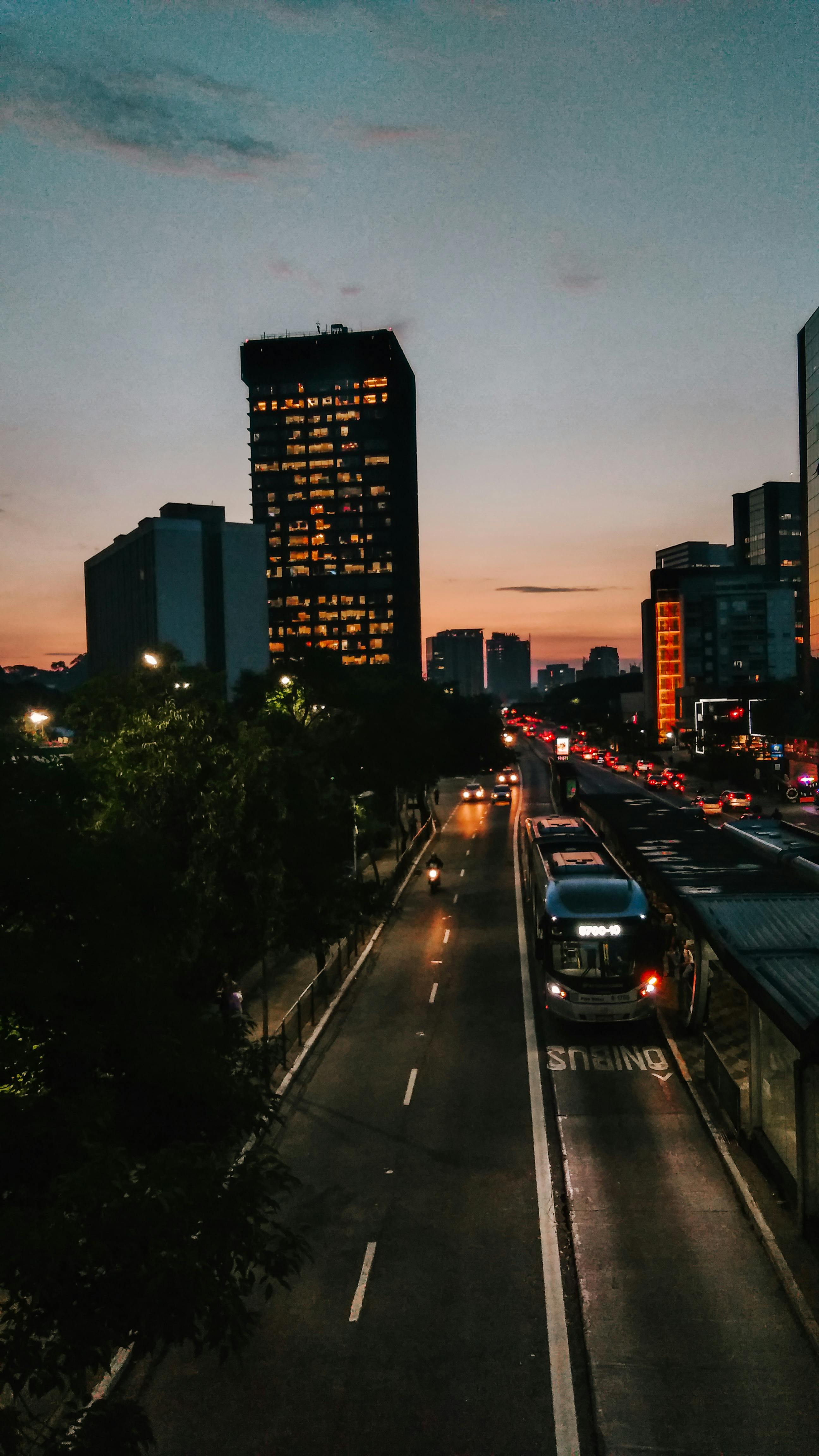 迷人的城市景观与建筑轮廓映衬着充满活力的日落，交通繁忙