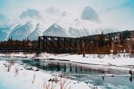 阿尔伯塔省坎莫尔一座白雪皑皑的山峦桥，呈现出令人惊叹的冬季景观