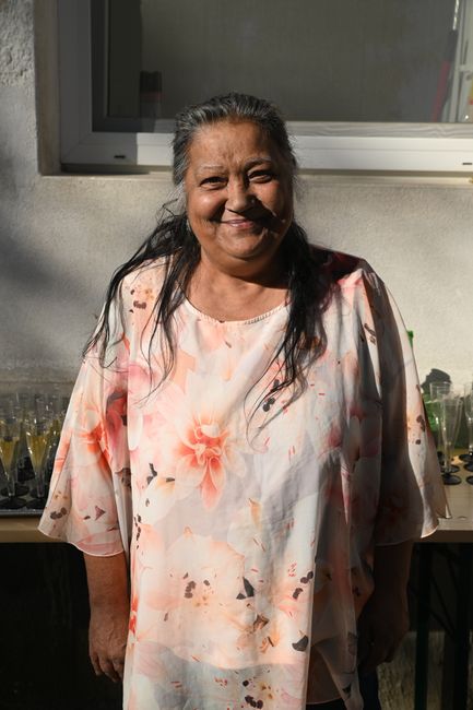 Fotomural Mujer feliz con vestido de flores tomando el sol al aire libre, Mátyus, Hungría.