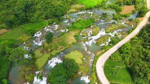 Free A stunning aerial view of rivers and fields in Đoài Dương, Cao Bằng, Vietnam. Stock Photo