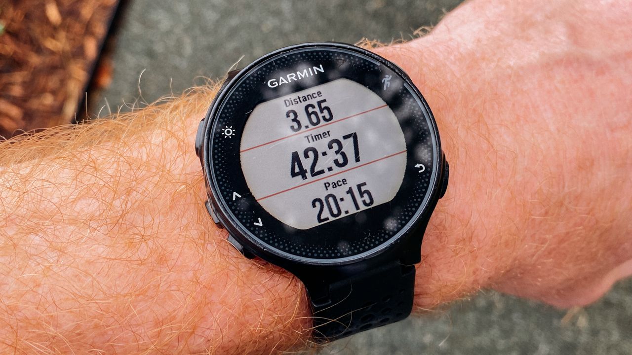 GPS-es sportóra kültéren, a kijelzőn futási és helymeghatározási adatokkal
