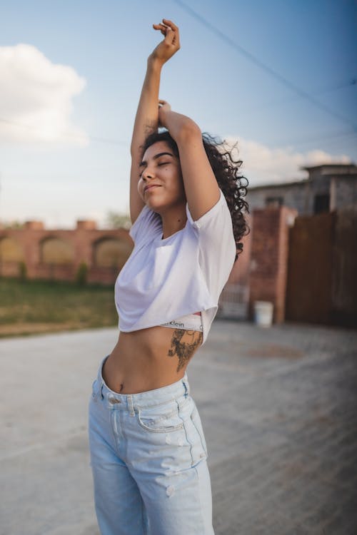 1,300+ Crop Top And Jeans Stock Photos, Pictures & Royalty-Free Images -  iStock