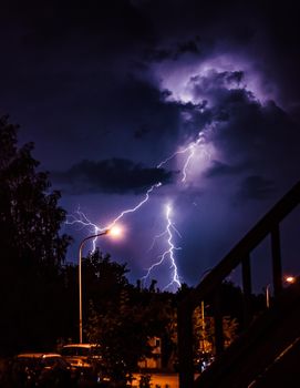 雷暴照亮了城市的夜空，展现了大自然的原始力量