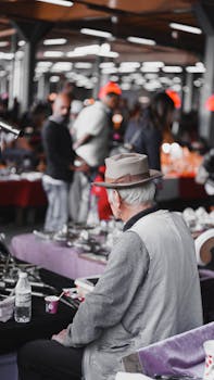 伊斯坦布尔充满活力的市场中，人群中有一位年长的小贩