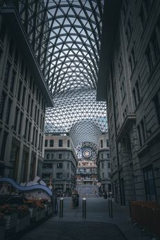 城市环境中一座拥有精美玻璃天花板的建筑拱廊，采用对称设计。 - 相关推荐