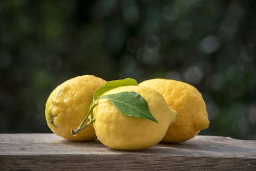 Бесплатное стоковое фото с желтый, зеленый фон, лимон