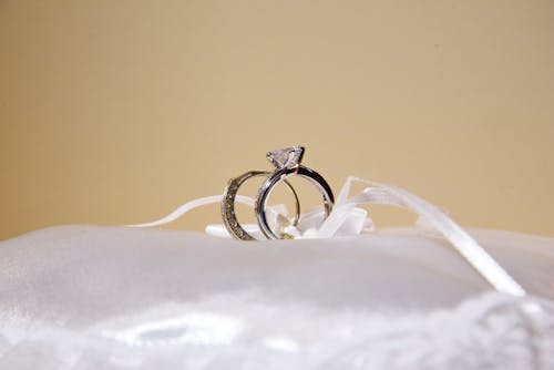 Darmowe zdjęcie z galerii z obrączki, pierścienie, zespoły weselne