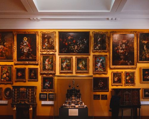 Free Collection of classic floral paintings in an art gallery in Cambridge, UK, showcasing rich history. Stock Photo