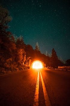 优胜美地星光熠熠的隧道道路，通过长时间曝光拍摄，令人惊叹