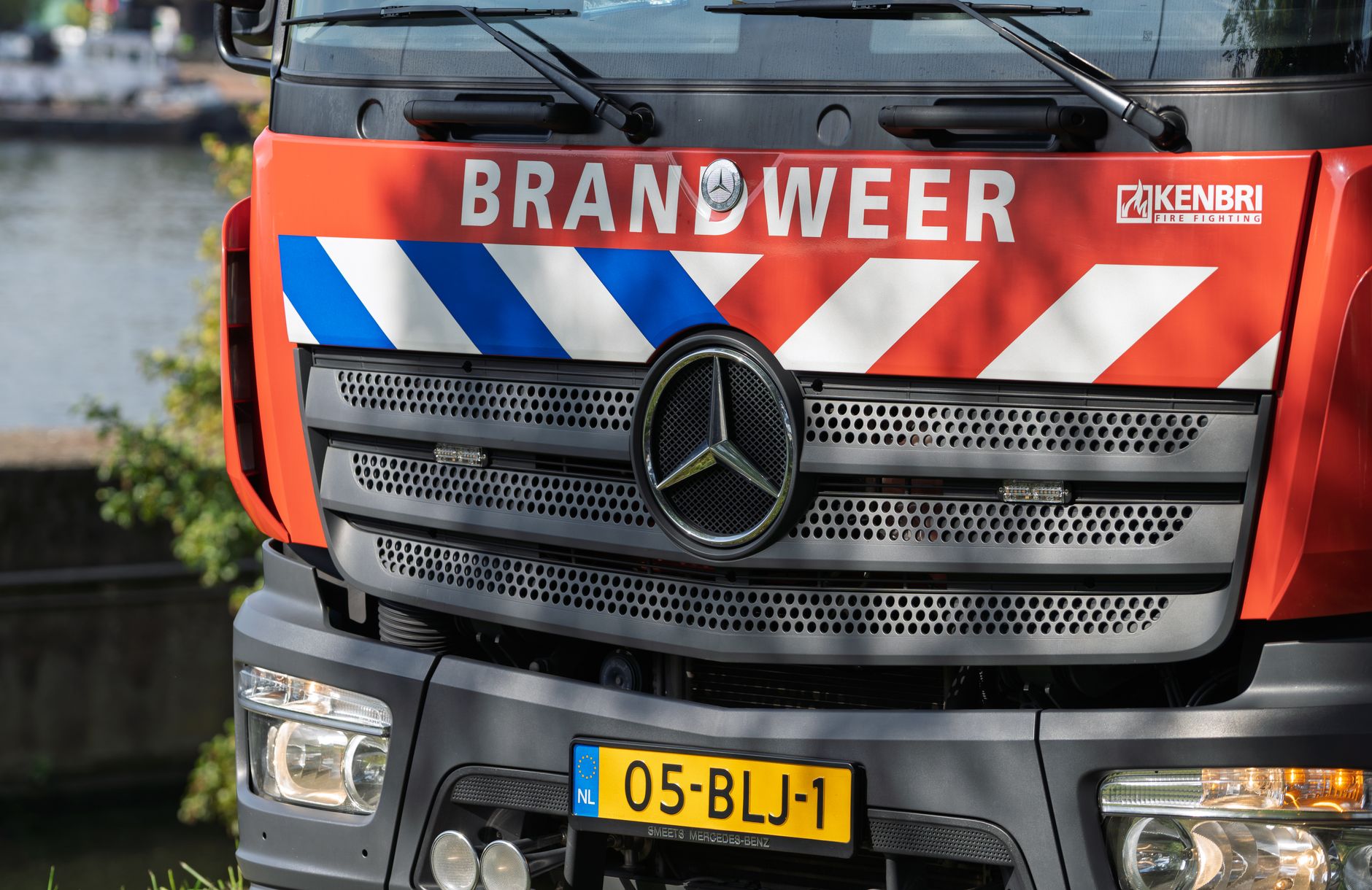 Close-up van de voorkant van een Nederlandse brandweerwagen met kenteken 05-BLJ-1 en de herkenbare tekst Brandweer.